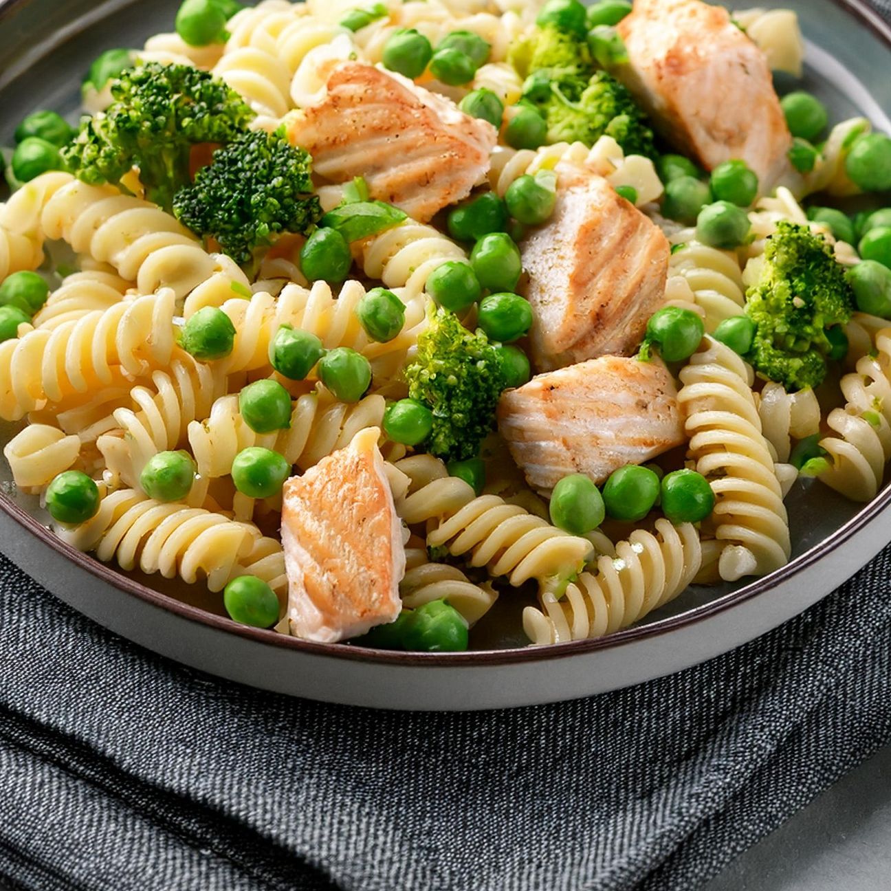 Fusilli con orata, piselli e broccoli