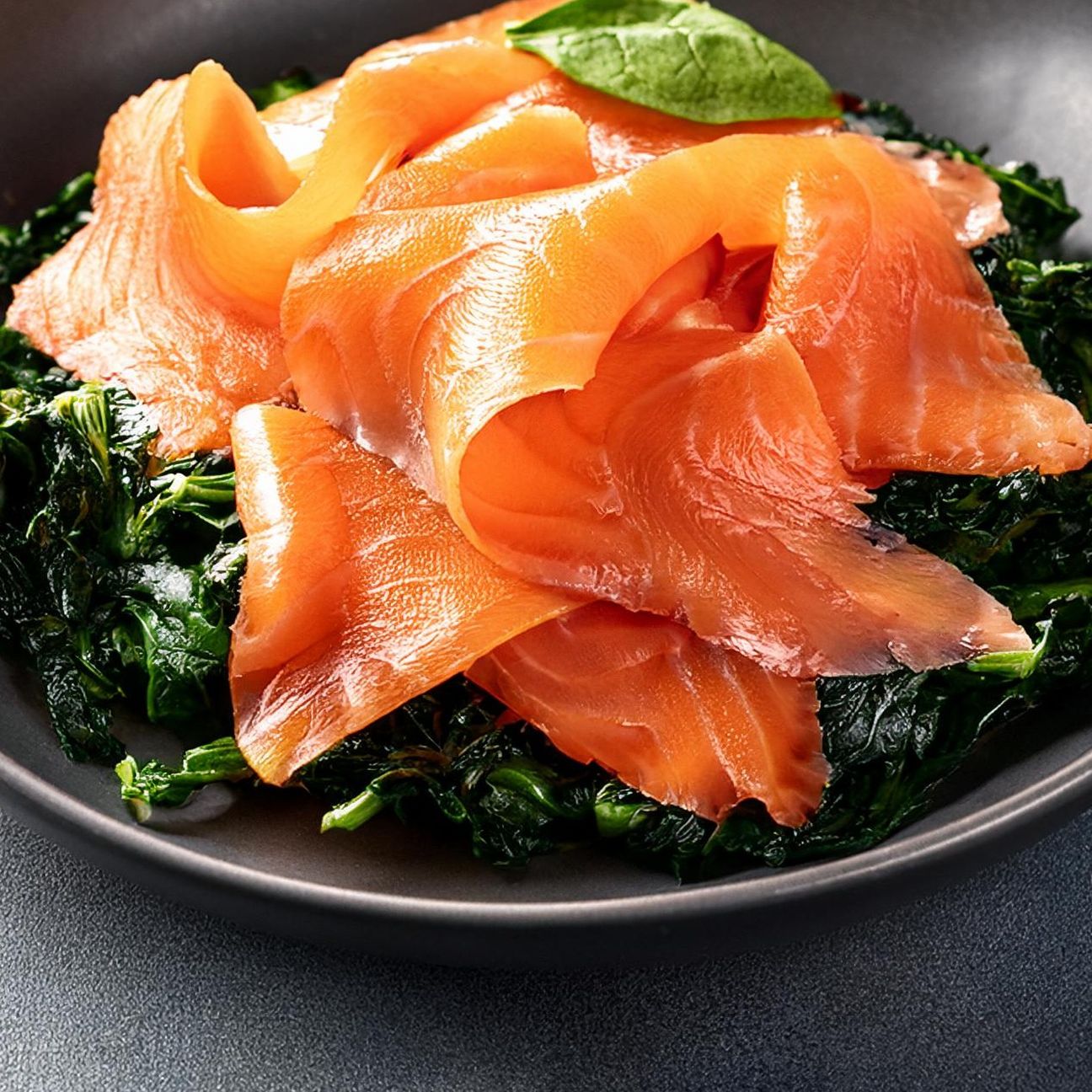 Salmone affumicato e spinaci ripassati