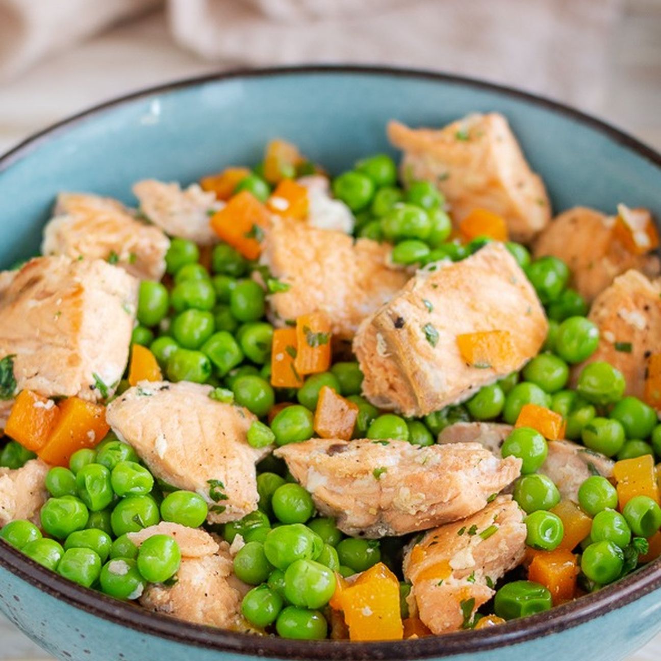 Salmone con piselli e carote
