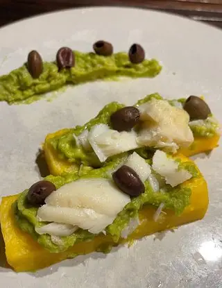 Ricetta crostini di polenta con merluzzo avocado e olive di lorenza3