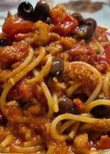 Ricetta pasta Spaghetti tonno, capperi e olive detto alla puttanesca