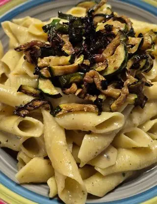 Ricetta Garganelli con salmone selvaggio, panna e guarnizione di zucchine fritte, di max_spadafora