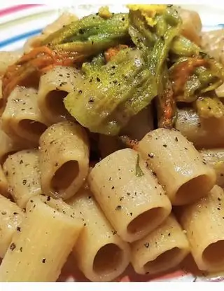 Ricetta pasta con fiori di zucca, alici del Cantabrico, limone e pepe di max_spadafora