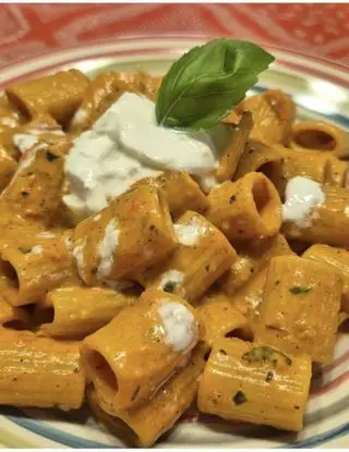 Ricetta Pasta con Vellutata Cremosa di Burrata o stracciatella, Pomodorini Confit e Basilico di max_spadafora