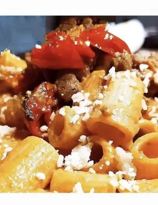 Ricetta Pasta con Vellutata Cremosa di Burrata o stracciatella, Pomodorini Confit e Basilico  salsiccia di max_spadafora