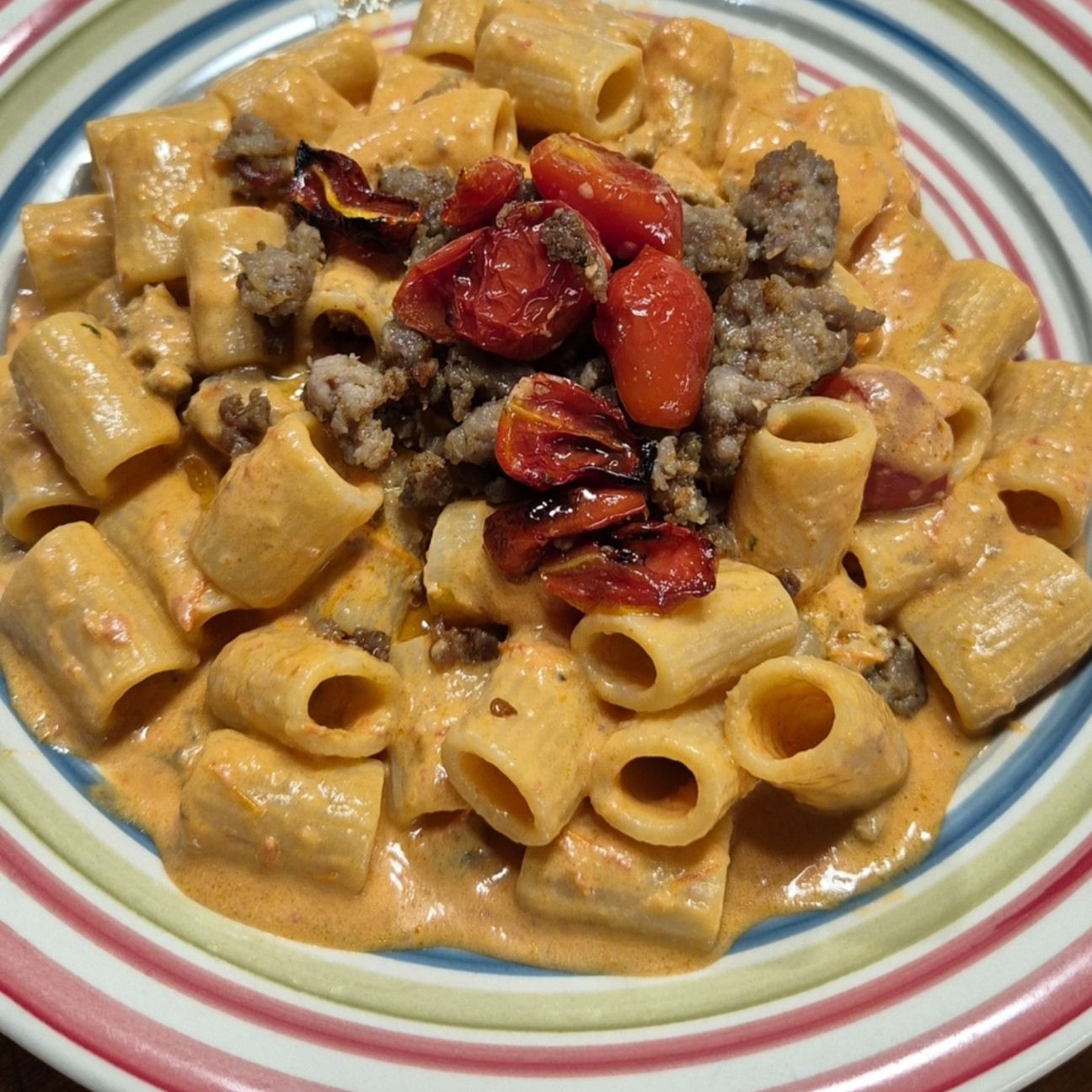 Pasta con Vellutata Cremosa di Burrata o stracciatella, Pomodorini e Basilico salsiccia