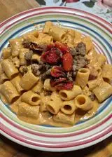 Ricetta Pasta con Vellutata Cremosa di Burrata o stracciatella, Pomodorini  e Basilico  salsiccia