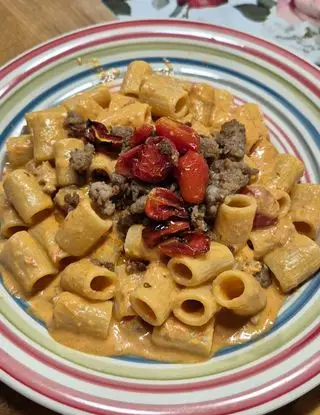 Ricetta Pasta con Vellutata Cremosa di Burrata o stracciatella, Pomodorini  e Basilico  salsiccia di max_spadafora