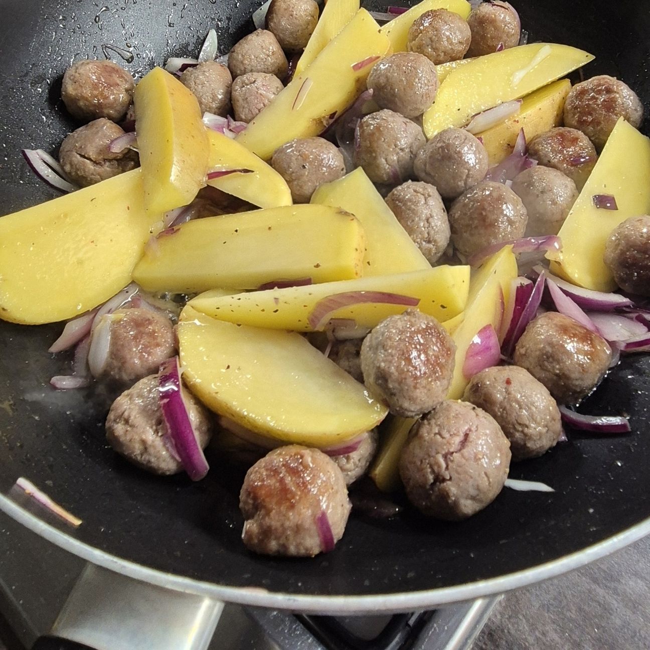 polpette di carne con patate e cipolle