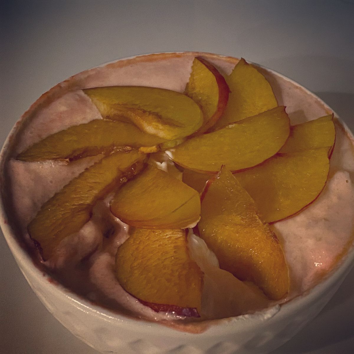 Coppa di yogurt frozen e pesche
