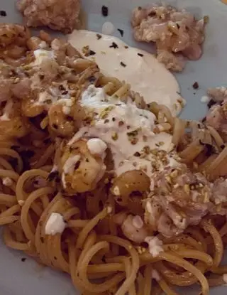 Ricetta Spagetto alla chitarra con gambero rosso e granella di pistacchio di bronte su stracciatella pugliese. di Homemadeinnaples