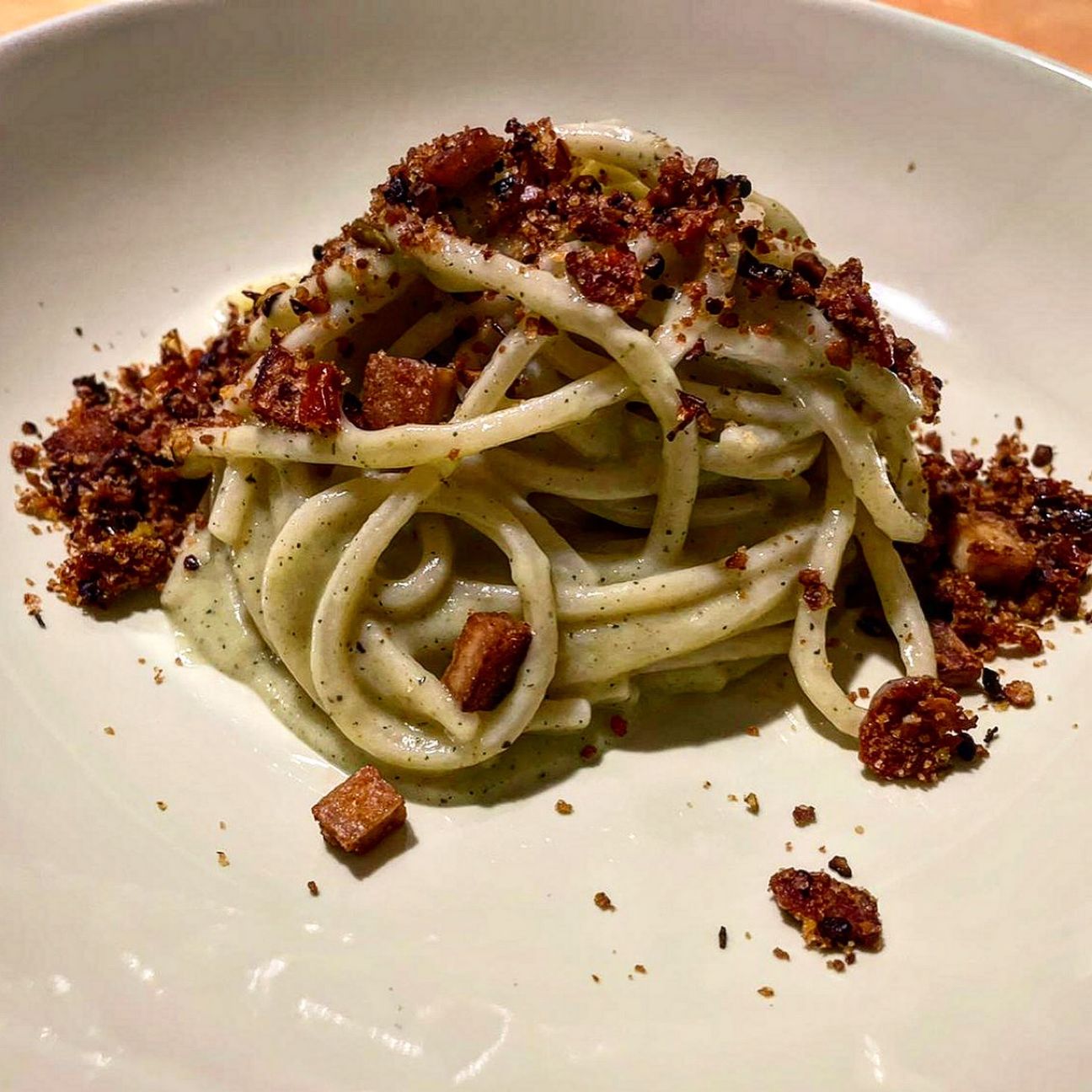 Spaghettone con crema di zucchine e tofu croccante