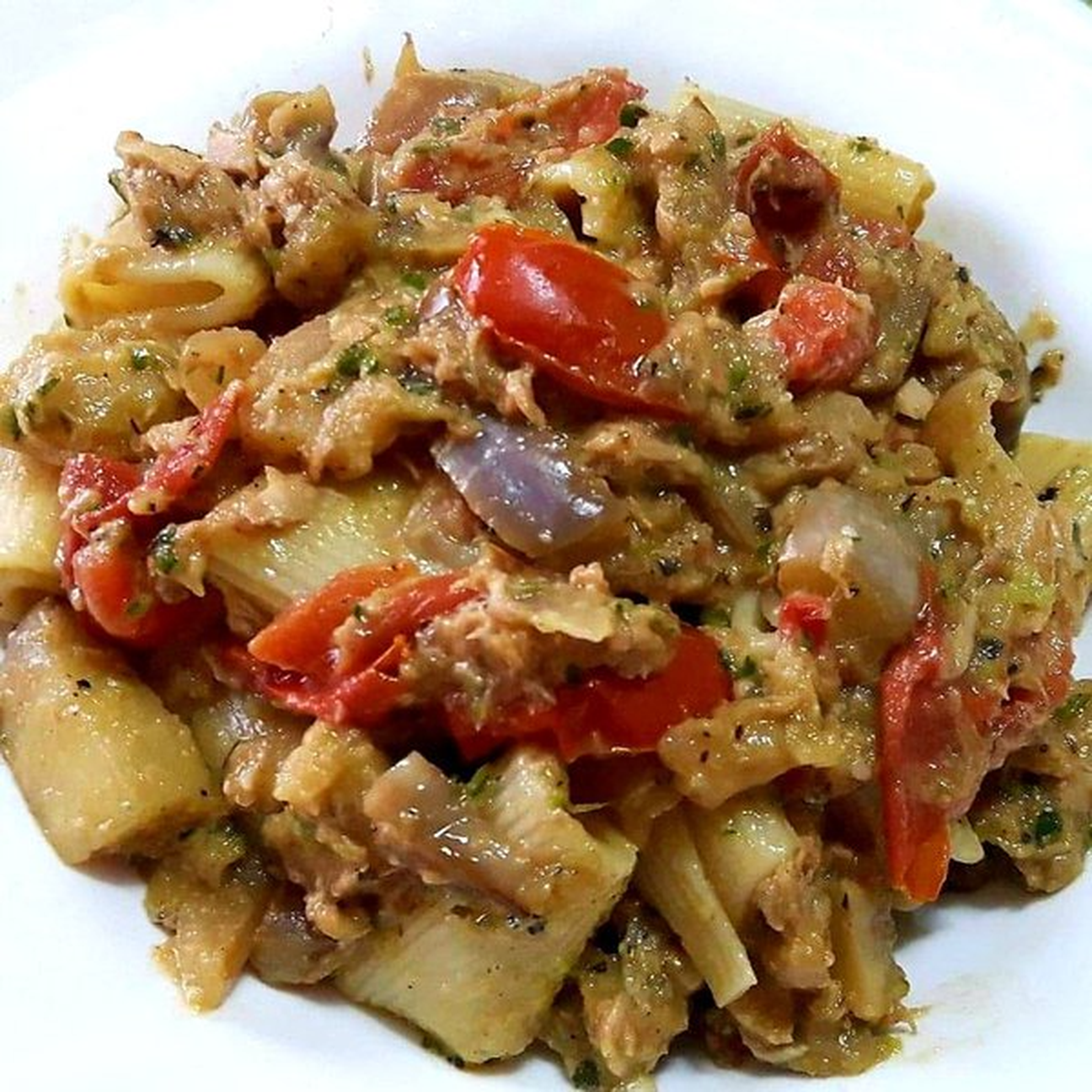 Pasta crema di zucchine melenzane tonno e pomodorini