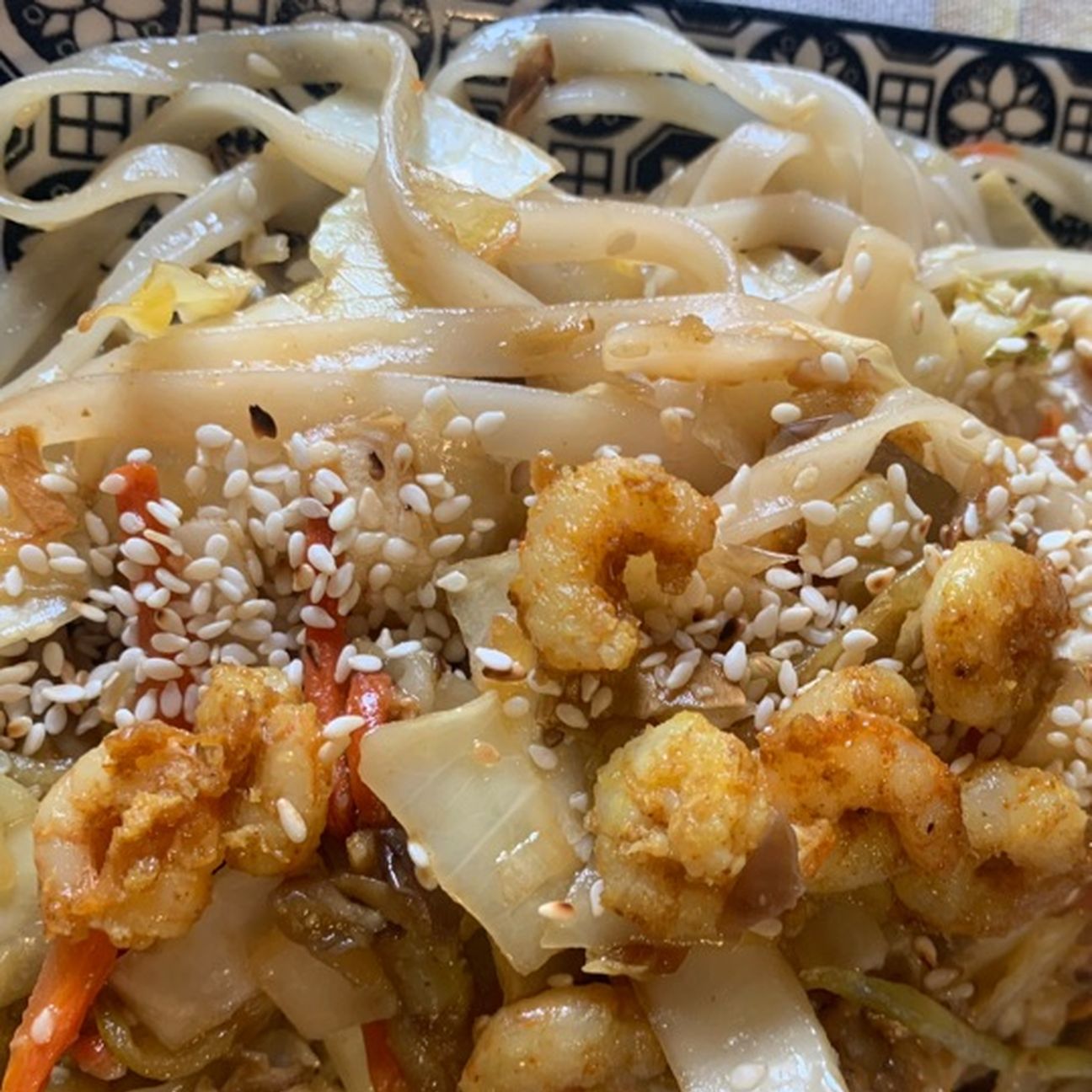 Tagliatelle di riso con verdure e gamberi al curry