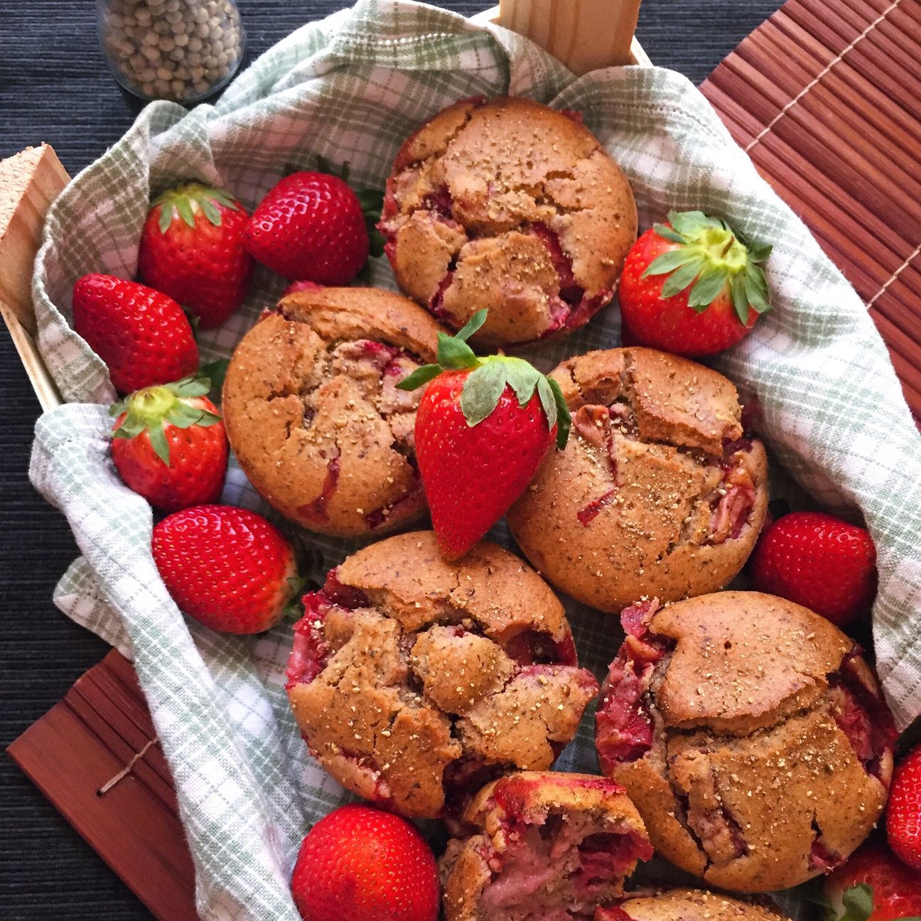 Muffin di grano saraceno alle fragole e pepe