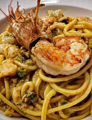 Ricetta Spaghettoni pesto di pistacchio e gamberoni di simonecucina