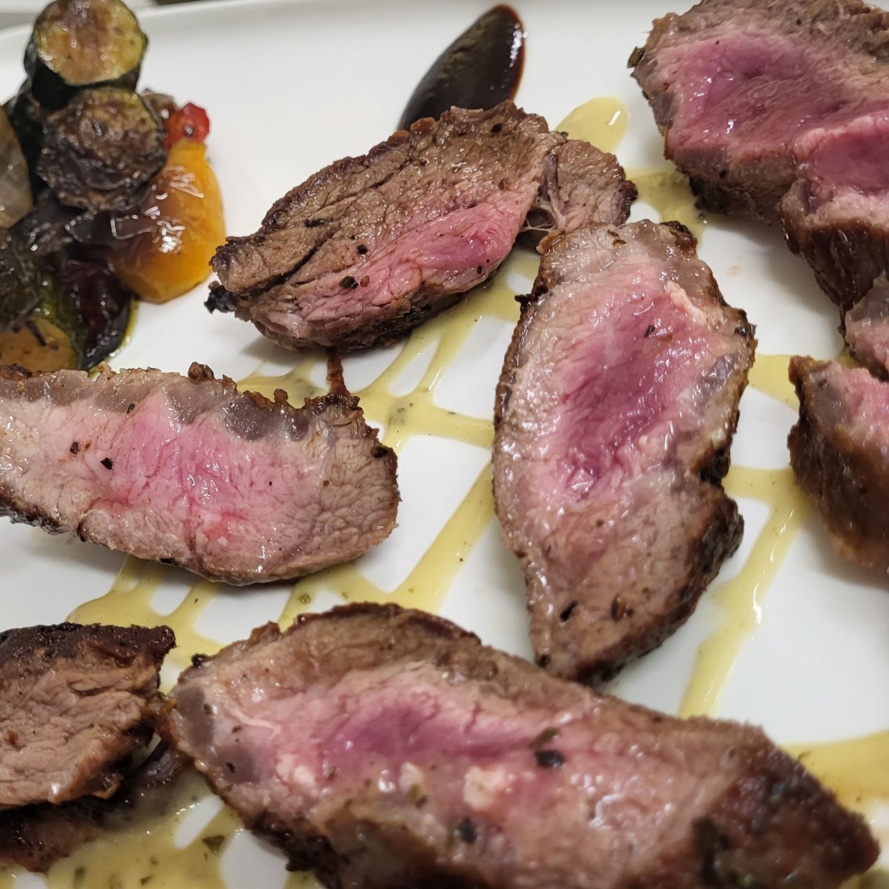 Pluma iberica con salsa senapata e verdure spadellate