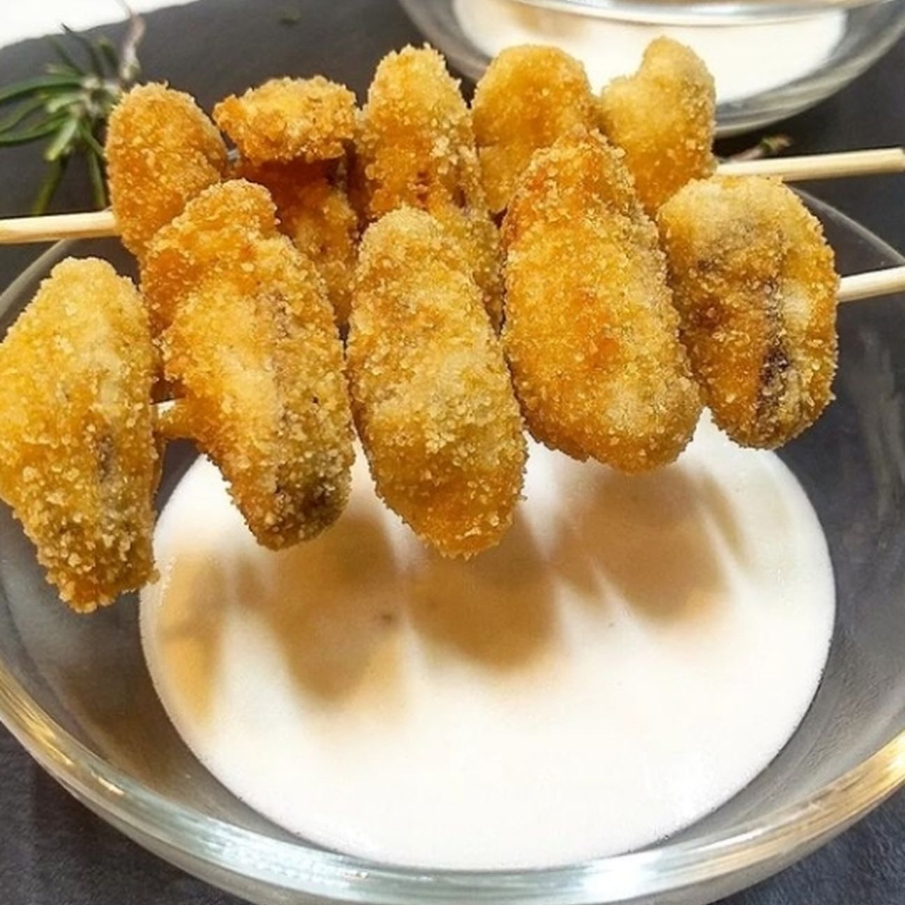 Spiedini di cozze fritte con fonduta di pecorino romano