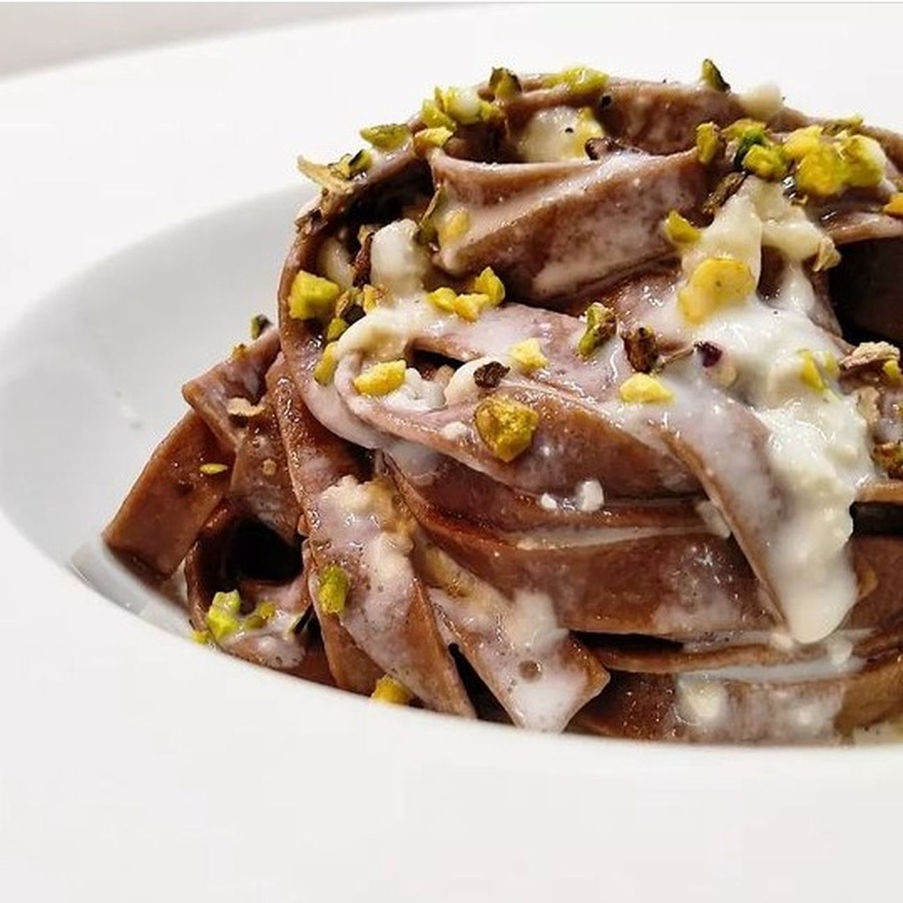 TAGLIATELLE AL CACAO CON FONDUTA DI BLU DI CAPRA E GRANELLA DI PISTACCHI