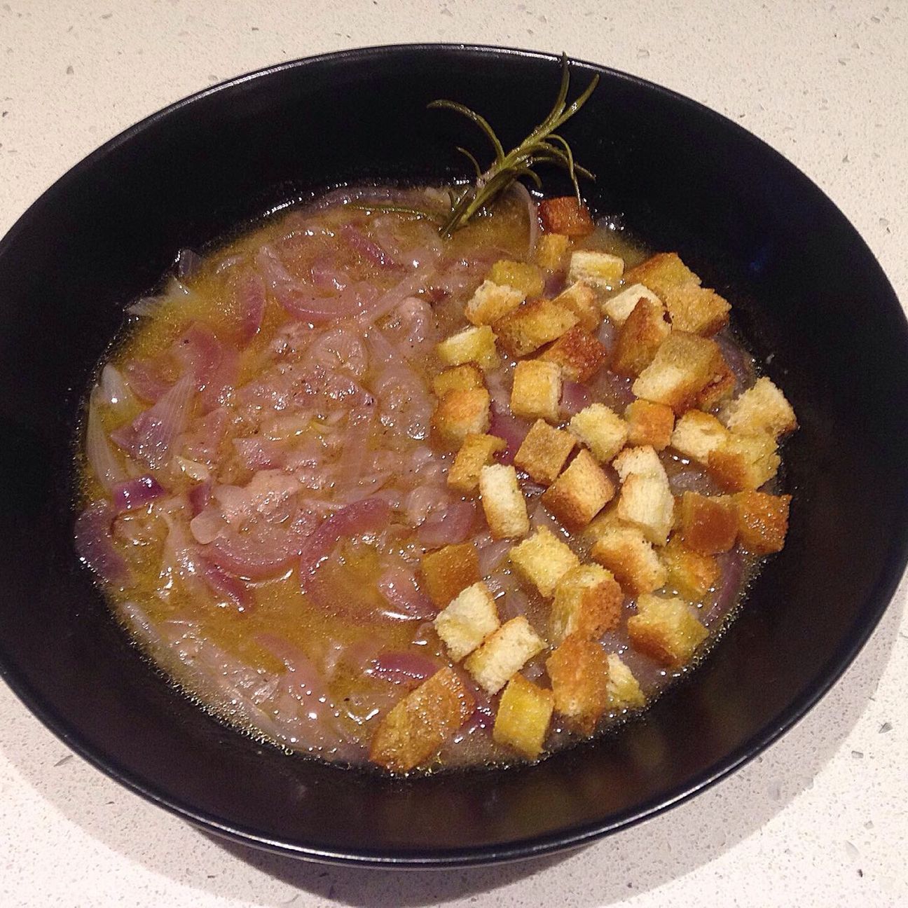 Zuppa di cipolle con crostini