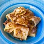 Ricetta Paccheri con crema al parmigiano al profumo di noce moscata, briciole di salsiccia, croccante e pangrattato