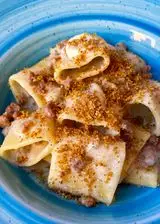 Ricetta Paccheri con crema al parmigiano al profumo di noce moscata, briciole di salsiccia, croccante e pangrattato