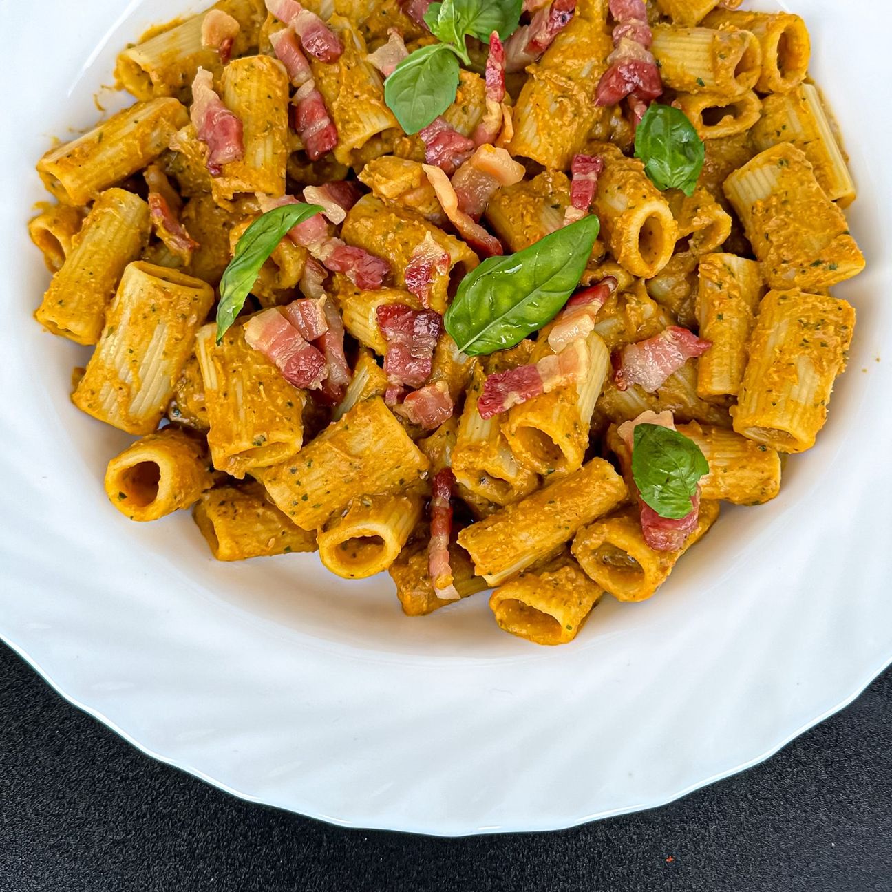 Rigatoni con pesto di ceci e pancetta