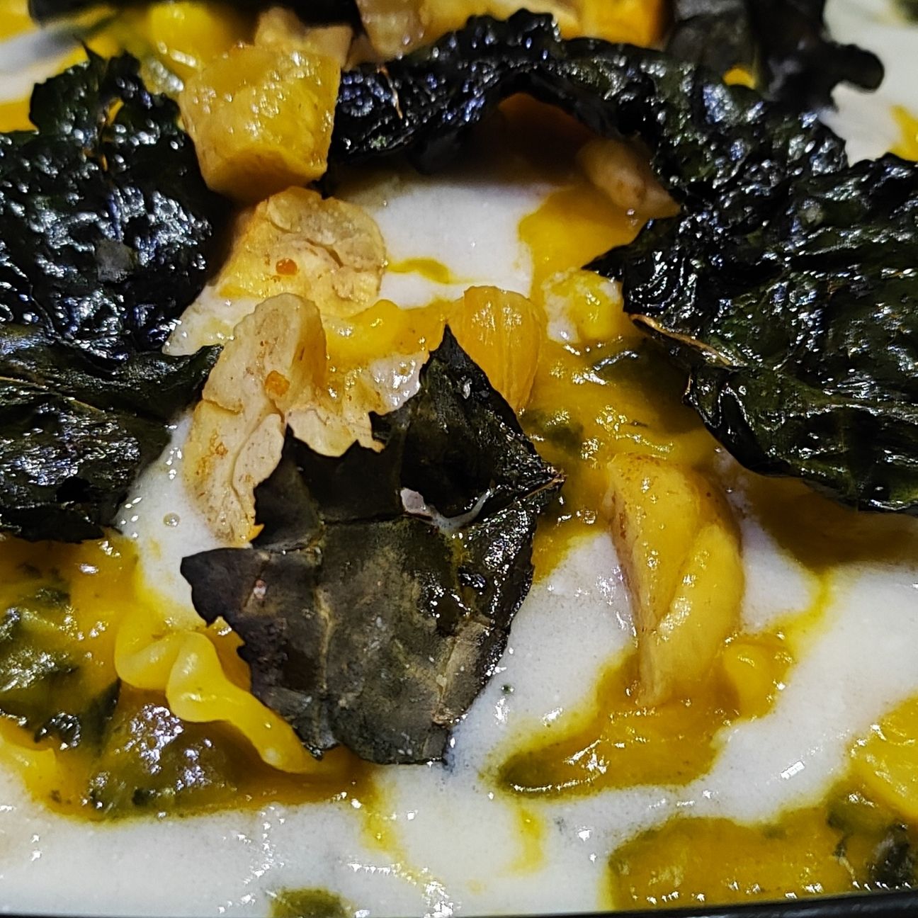 Mafaldine con zucca e cavolo nero,fonduta di gorgonzola,chips di cavolo nero e castagne croccanti