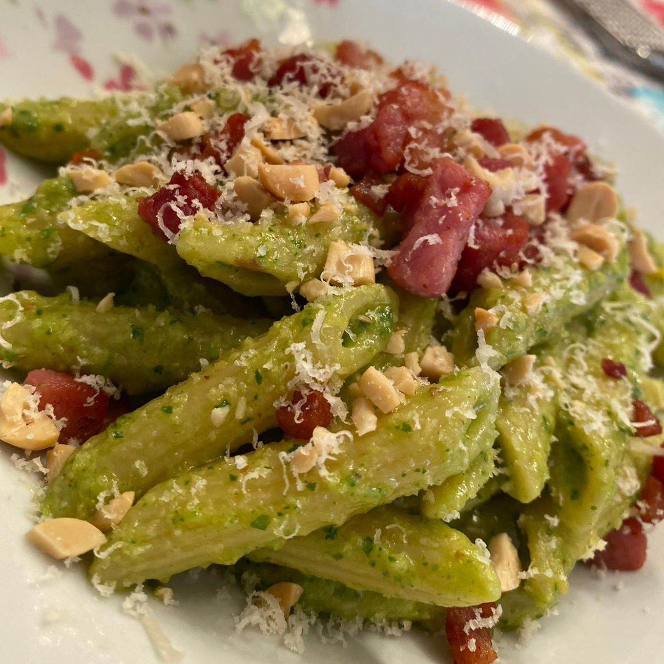Penne al Pesto di Rucola, Guanciale croccante e Arachidi