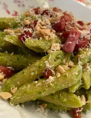 Ricetta Penne al Pesto di Rucola, Guanciale croccante e Arachidi di met_reiso