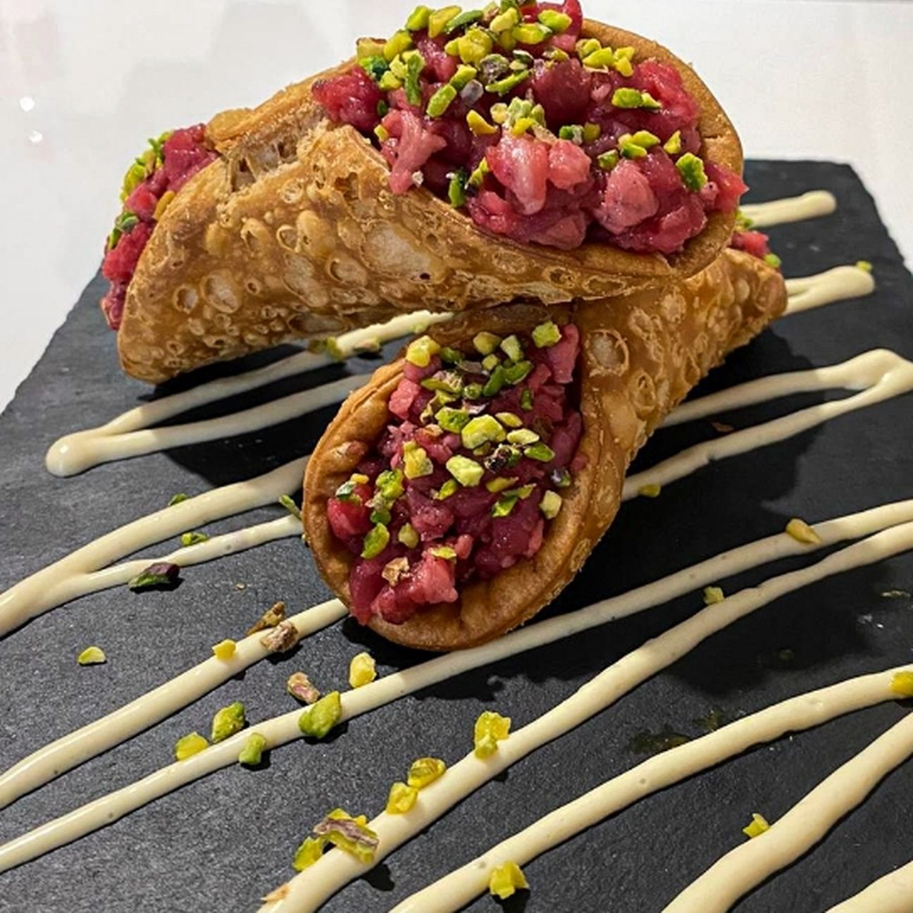Cannolo di tartare su maionese all'acciuga