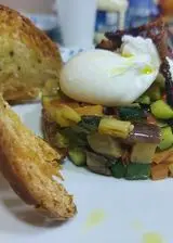 Ricetta Uovo in camicia con caponatina di verdure e cialda di pane