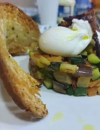 Ricetta Uovo in camicia con caponatina di verdure e cialda di pane di IvanToscano