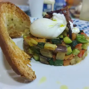 Ricetta Uovo in camicia con caponatina di verdure e cialda di pane