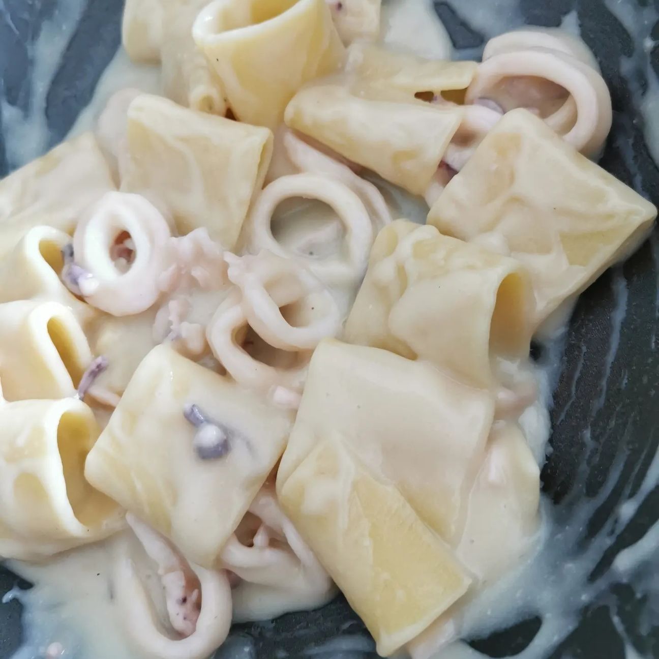 Paccheri con crema di patate e calamari