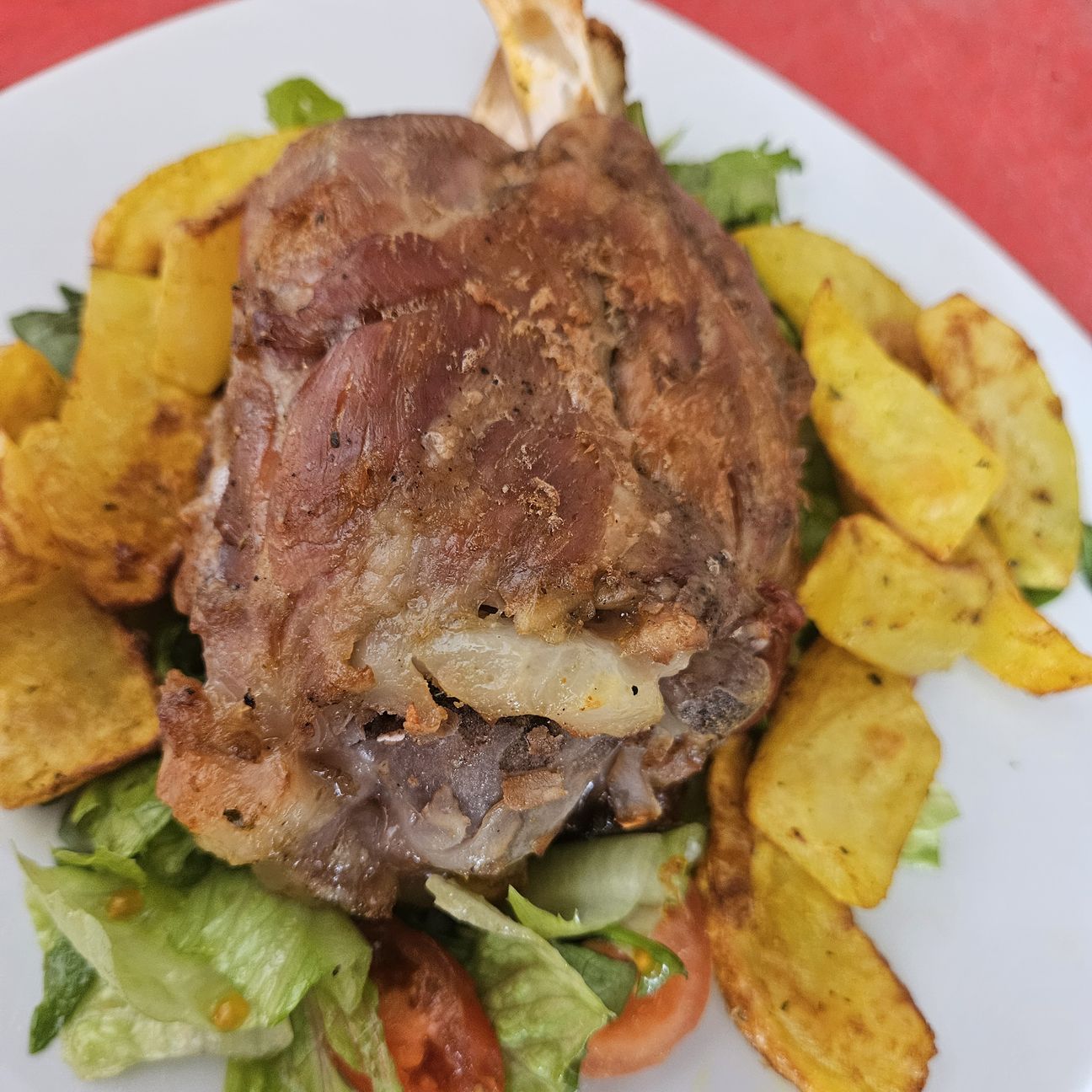Stinco di maiale con patate in giallo