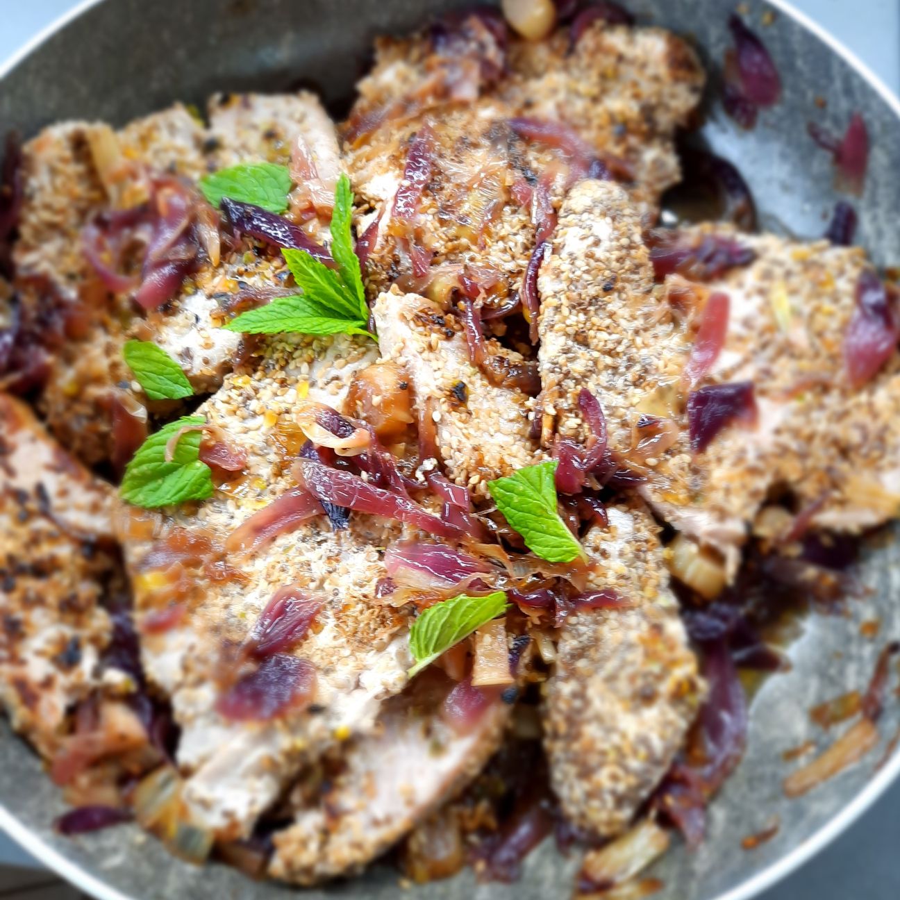 Tonno fresco con cipolle caramellate