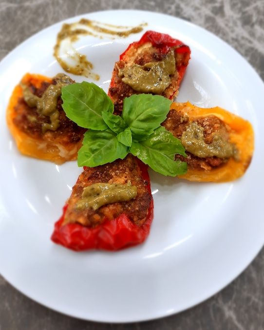 Scrigni di peperoni ripieni di spek, caciocavallo e pesto