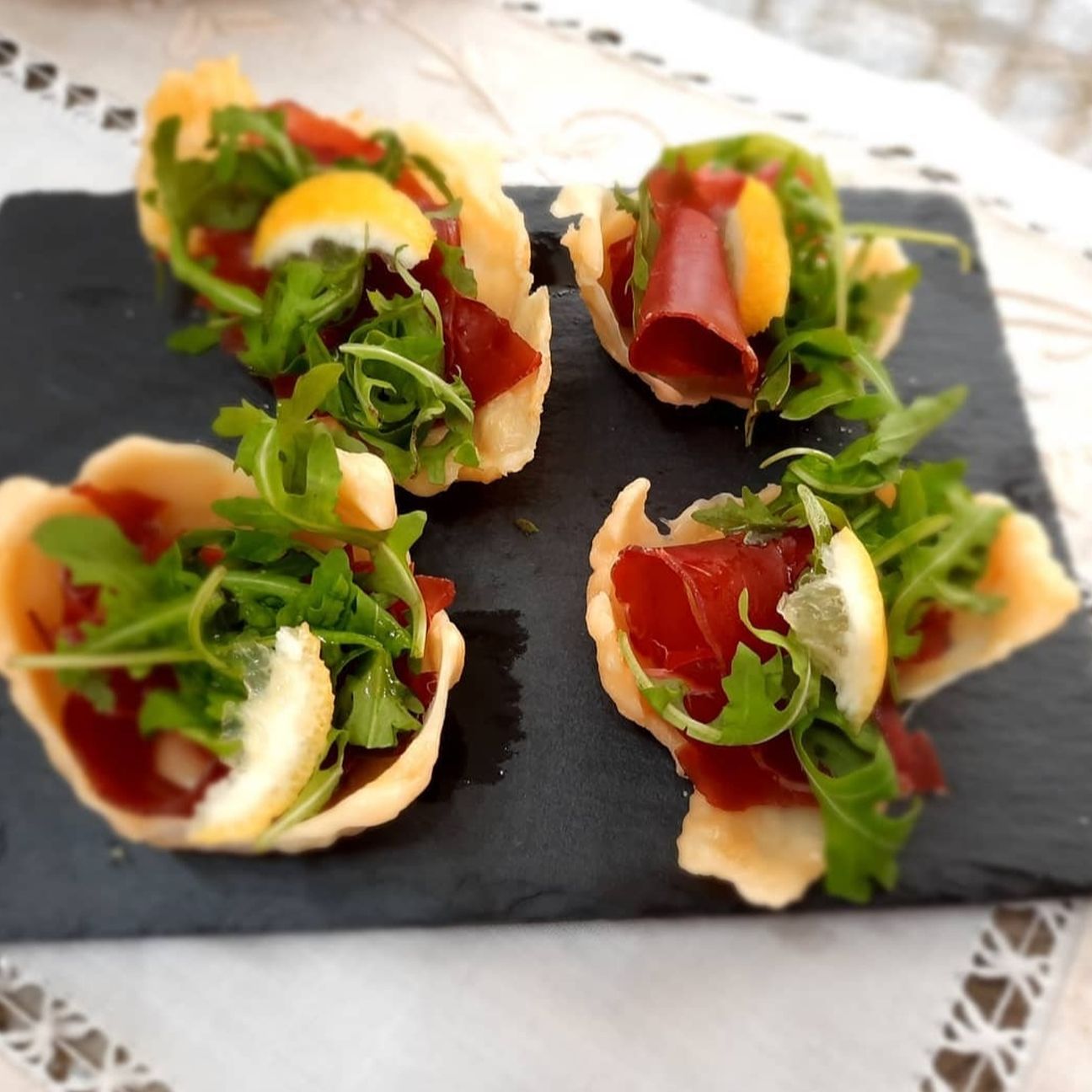 Cestini di parmigiano con rucola e bresaola