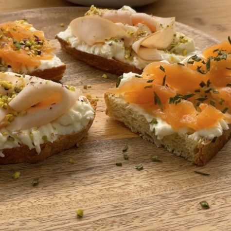 Crostoni con Prosciutto Affumicato e Crescenza Salmone, Crescenza e Granella di Pistacchio