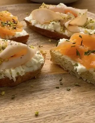 Ricetta Crostoni con Prosciutto Affumicato e Crescenza Salmone, Crescenza e Granella di Pistacchio di unamicoincucina