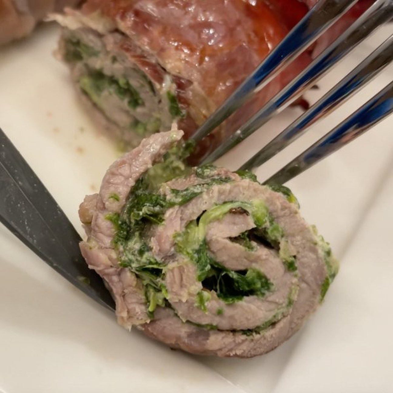 Rotolini di carne e speck ripieni di formaggio e spinaci