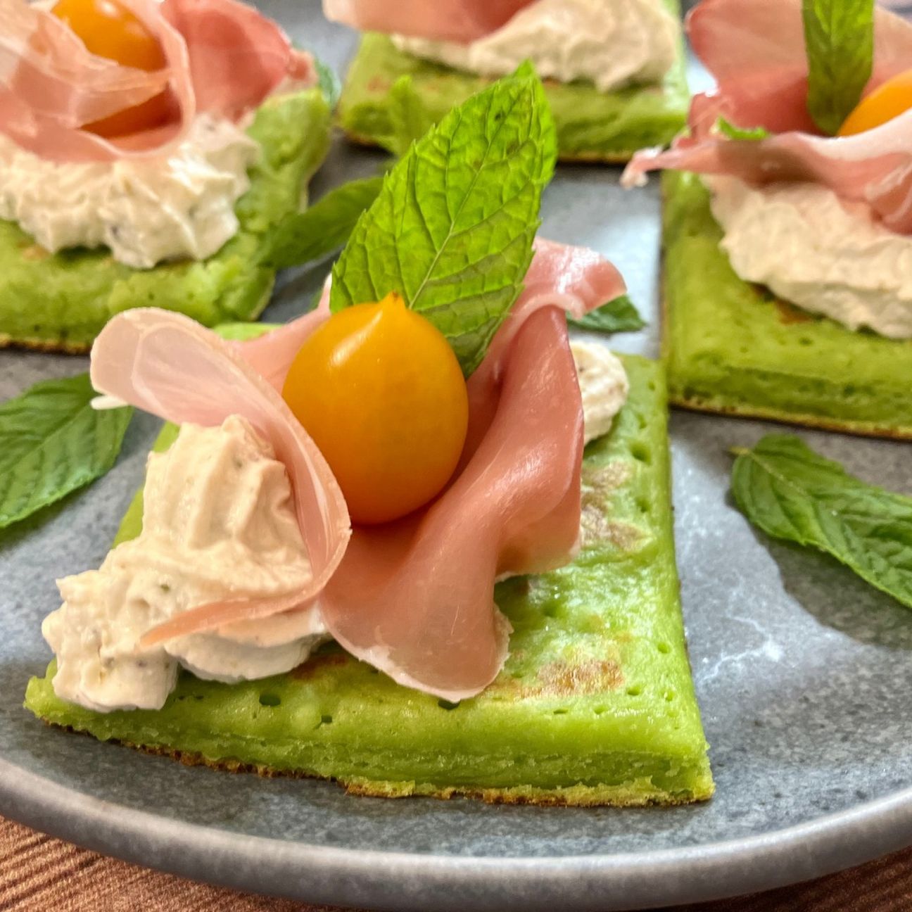 Mini Pancakes ai Piselli, con Ricotta, Prosciutto crudo e Datterini