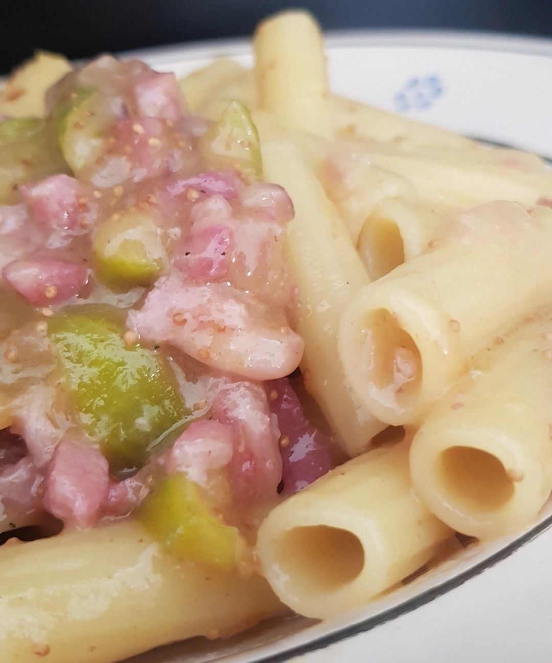 Pasta con fichi rossi e pancetta