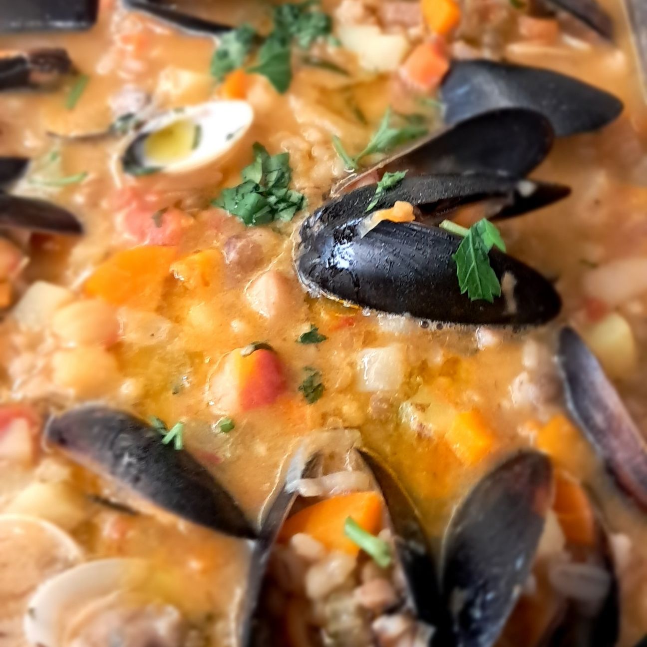 Zuppa di legumi vongole e cozze
