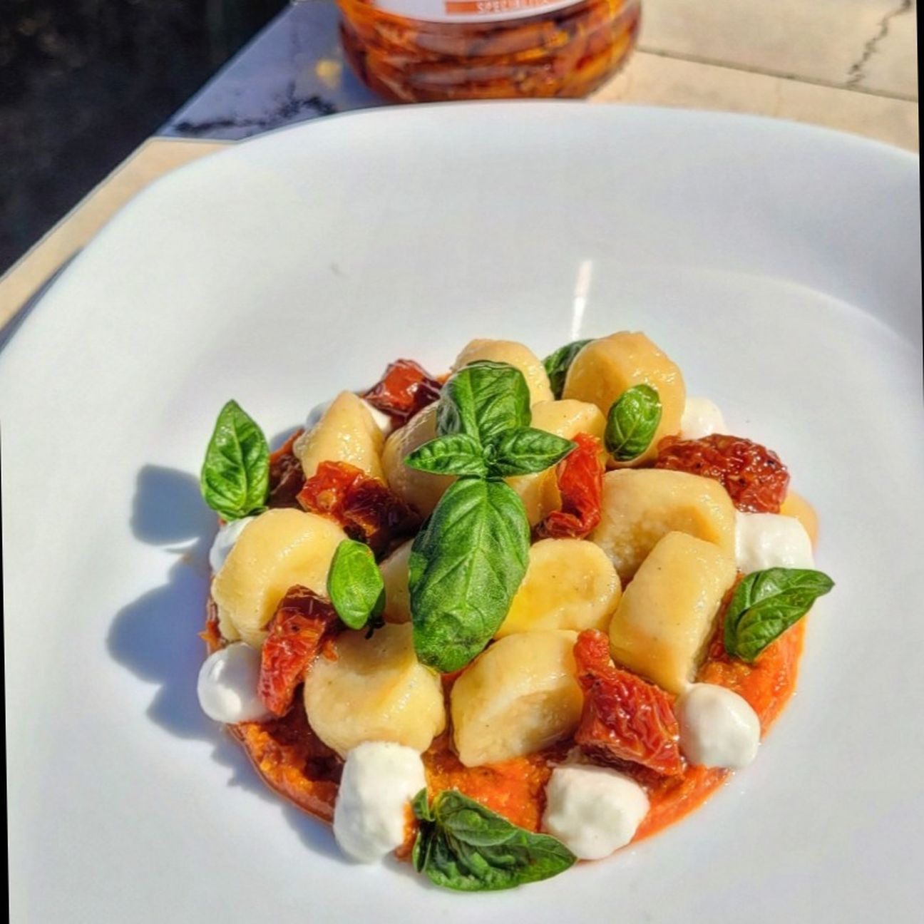 Gnocchi di pane raffermo,crema di pomodori secchi e stracciatella di burrata