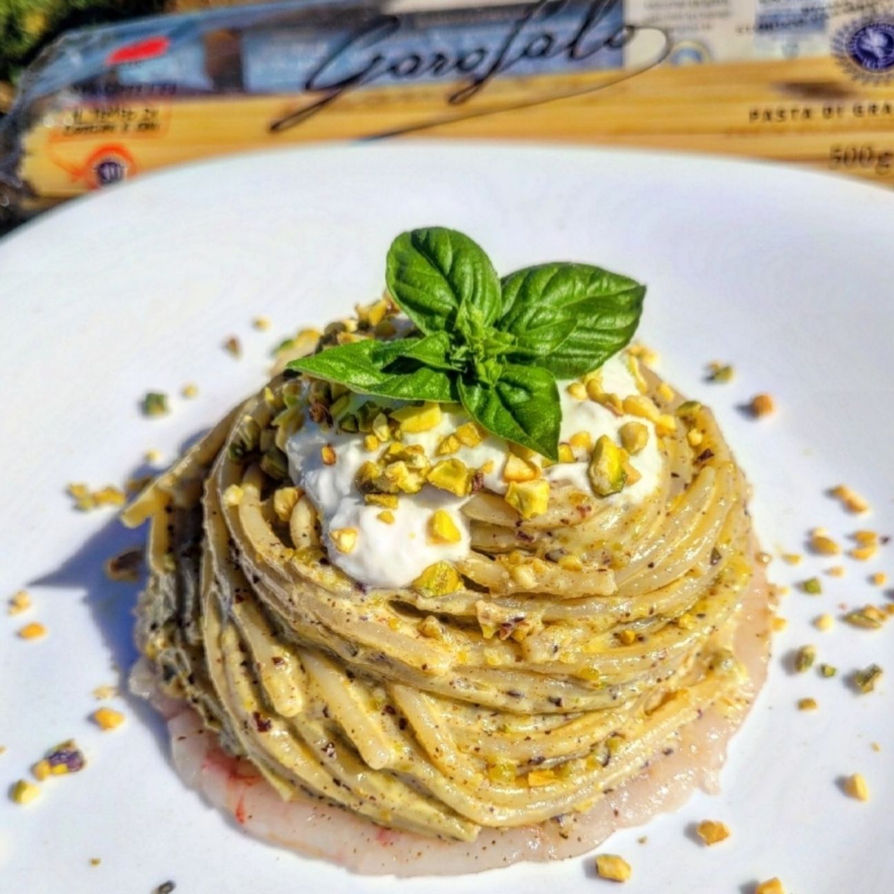 Pasta al pistacchio con stracciatella di burrata su battuto di gamberi