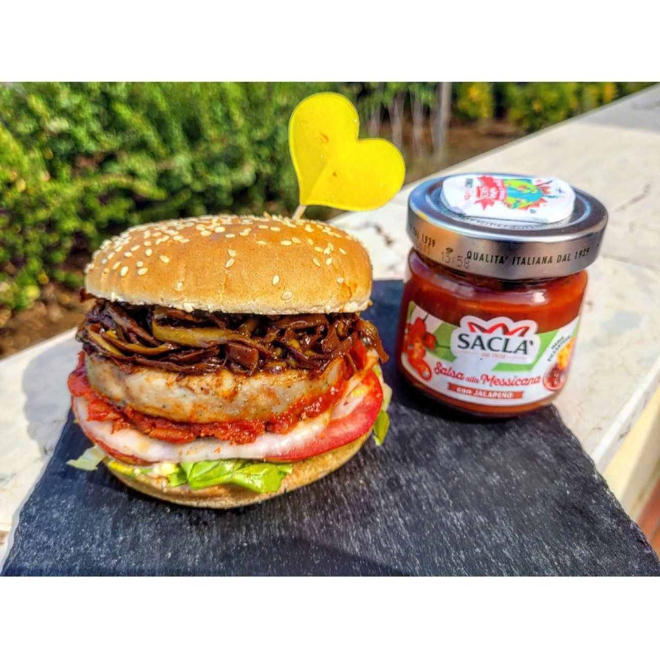Panino con "pulled pork" di bucce di banana,hamburger e verdure