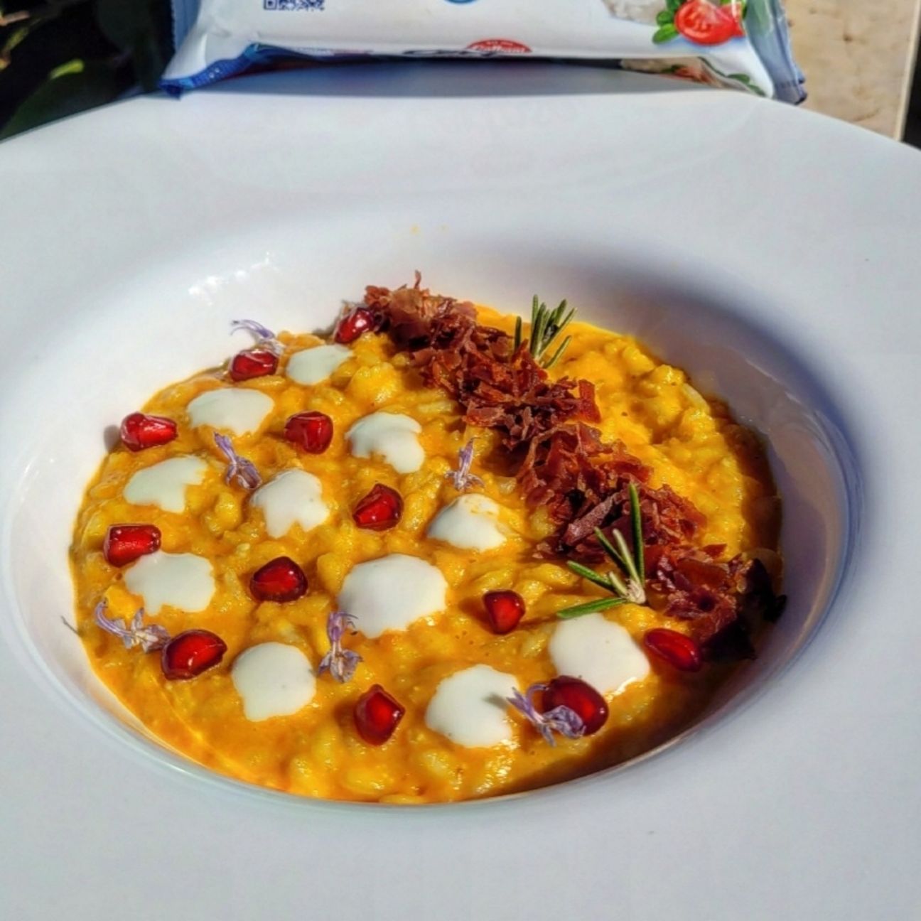 Risotto alla zucca e certosa con prosciutto croccante e melograno