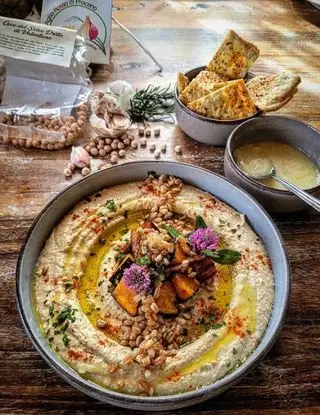 Ricetta Hummus con zucca Delica, farro della Tuscia,salsa all'aglio di Proceno e crackers all'aquafaba di Manzanitaskitchen